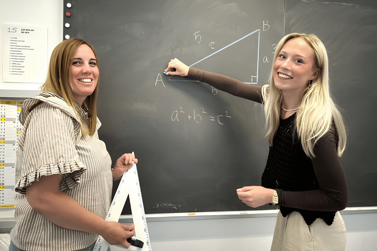 To elever på GULD10 arbejder med matematik og smiler.