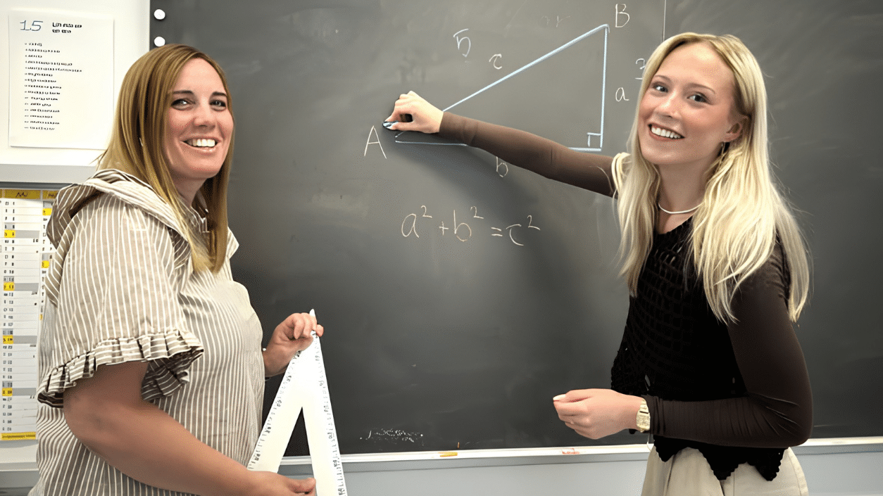 To elever på GULD10 arbejder med matematik og smiler.