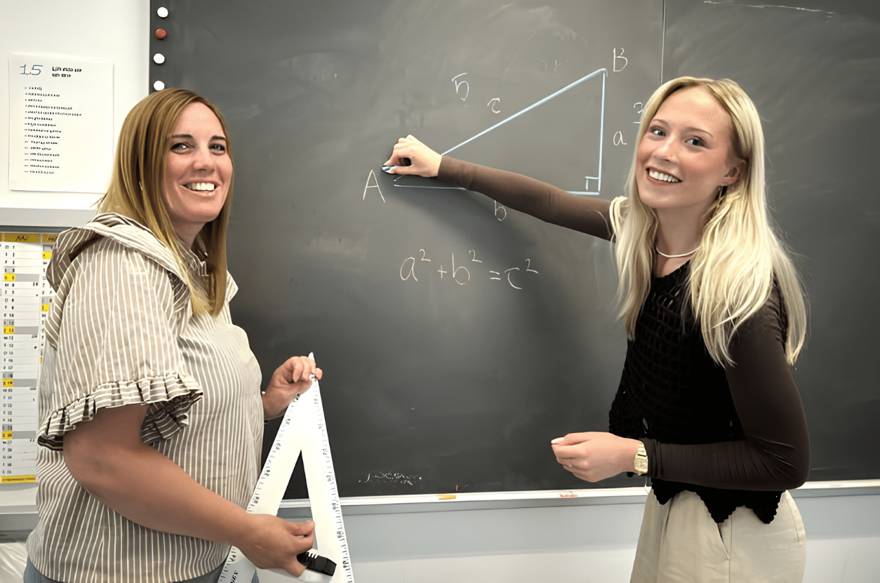 To elever på GULD10 arbejder med matematik og smiler.