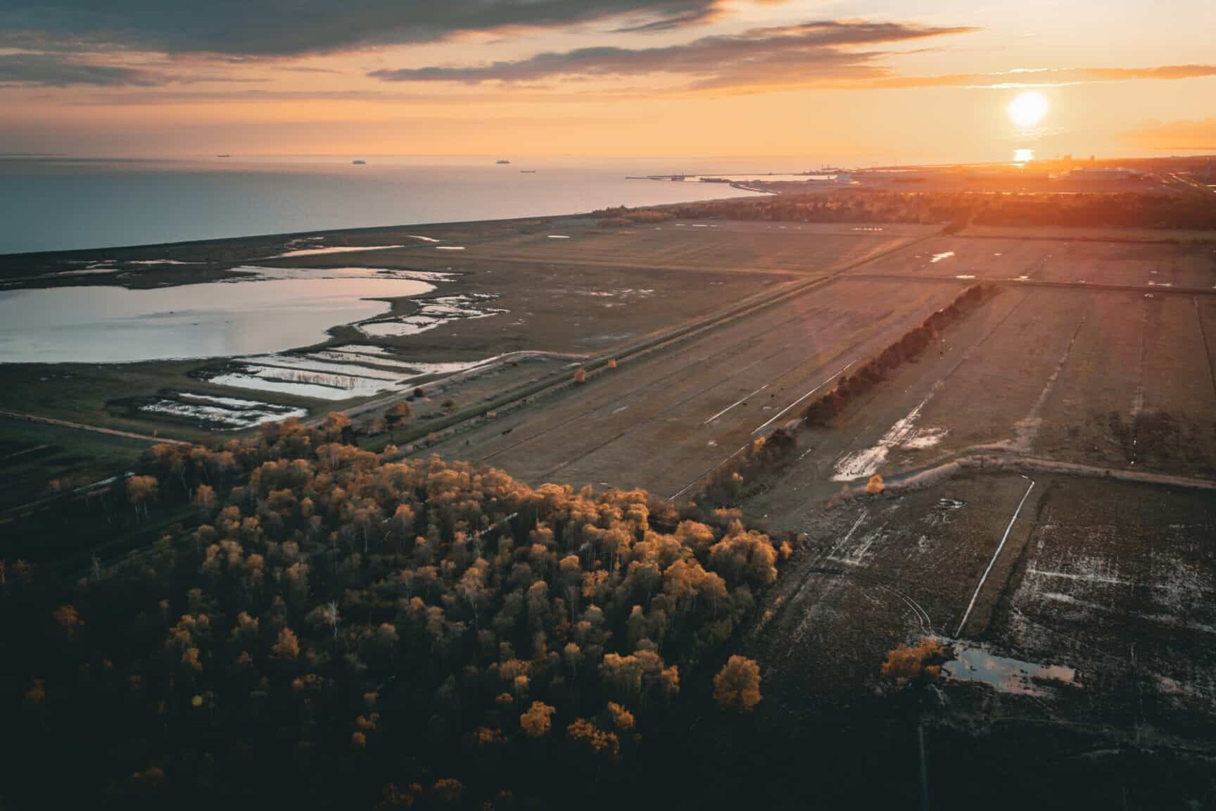 Dronefoto af Saksfjed med det åbne landskab set fra oven.