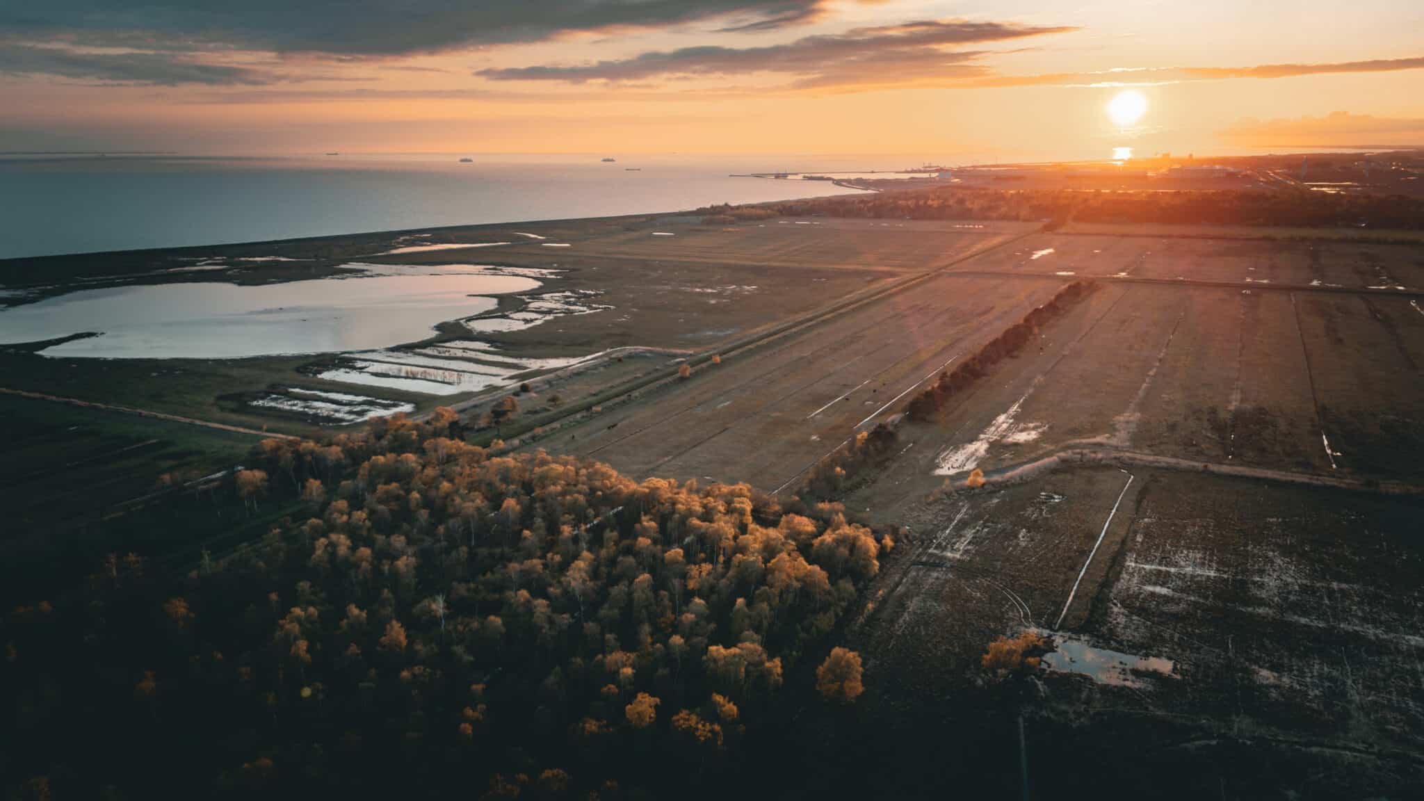 Dronefoto af Saksfjed med det åbne landskab set fra oven.