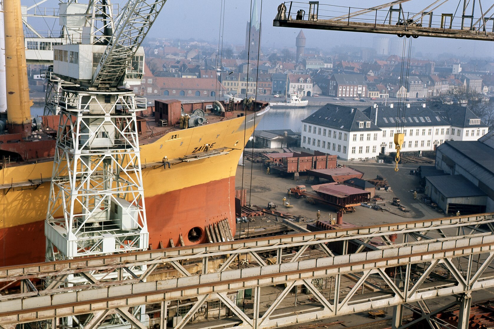 Historisk foto af Nakskov Skibsværft med værftsområde, bygninger og skibe ved havnen.